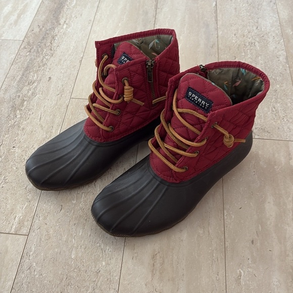 Women's Sperry Saltwater Fisherman Quilted Duck Boots Outdoor Red 8 - Picture 2 of 8